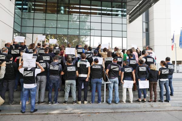 10月7日，波尔多的司法警察在波尔多警察局门口表达对被撤职的法国南部司法警察负责人阿利拉的支持。（Photo by THIBAUD MORITZ/AFP via Getty Images）