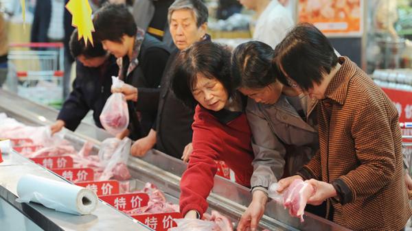 大陆民众正在购买猪肉。（STR/AFP via Getty Images）