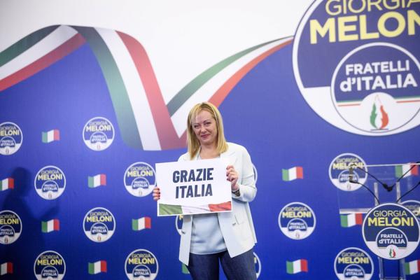 意大利首位女总理梅洛尼（Giorgia Meloni）手持“感谢意大利”的标语向选民致谢。（Antonio Masiello/Getty Images）