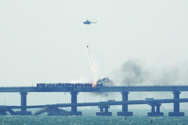 10月8日,通俄要道克里米亚大桥发生剧烈爆炸。（AFP/Getty Images）