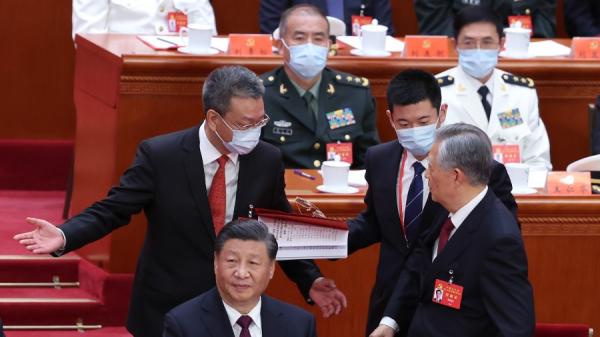 中国国家主席习近平（左）在10月在人民大会堂举行的中国共产党第20次全国代表大会闭幕式上帮助前国家主席胡锦涛提前离开。