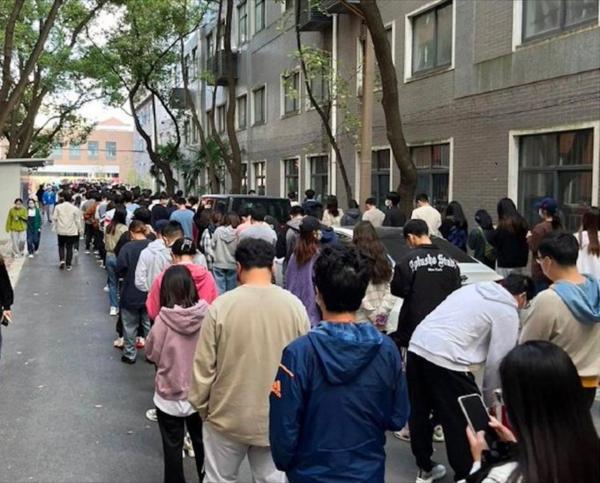 上海同济大学学生集体拒转运到方舱隔离。