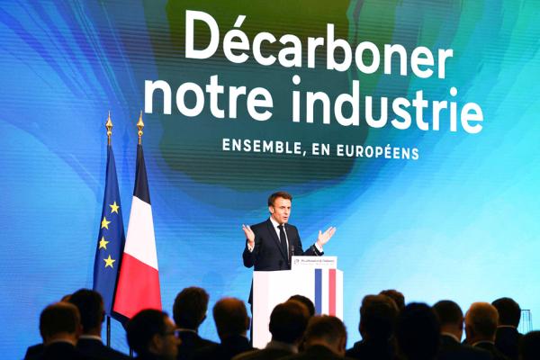 11月8日，马克龙在爱丽舍宫接待了法国排碳量最高的50个工业基地的负责人，商议实现工业减碳。（MOHAMMED BADRA/POOL/AFP via Getty Images）