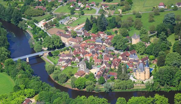 小镇鸟瞰景（Commune de Saint Léon sur Vézère/Wikipedia/CC BY-SA 4.0）