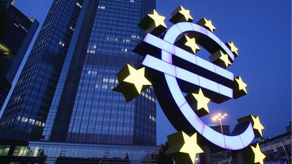 位于德国法兰克福的欧洲中央银行（ECB）总部前巨大的欧元标志（Ralph Orlowski/Getty Images）