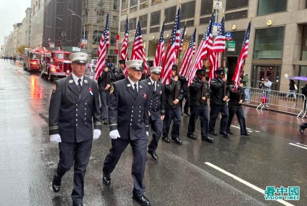 第103届纽约老兵节游行在风雨中于在纽约曼哈顿五大道举行，有超过280个团体多达2万多人参加（看中国摄影：柳笛）