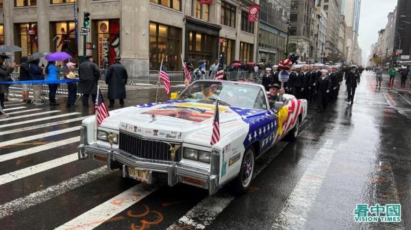 第103届纽约老兵节游行在风雨中于在纽约曼哈顿五大道举行，有超过280个团体多达2万多人参加（看中国摄影：柳笛）