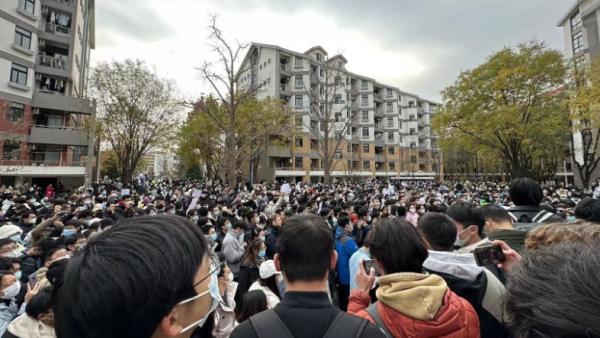 网传11月27日清华大学紫荆园门前至少一二千学生抗议，高呼“民主法治，言论自由”。（图片来源：视频截图）