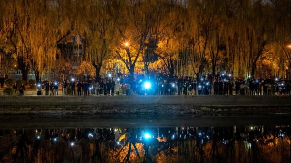 11月27日晚，民众在北京亮马河抗议中共“清零”封控措施。（图片来源：Kevin Frayer/Getty Images）