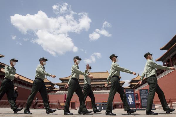 在北京紫禁城执勤的士兵（NICOLAS ASFOURI/AFP via Getty Images）