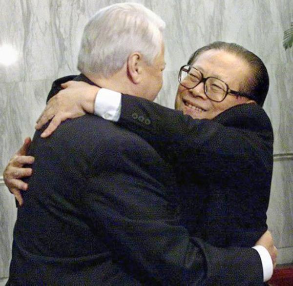 江泽民（右）拥抱时任俄罗斯总统叶利钦（左）的媚态。