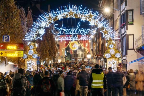 2022年11月25日，法国东部的斯特拉斯堡圣诞市场开幕。（PATRICK HERTZOG/AFP via Getty Images）
