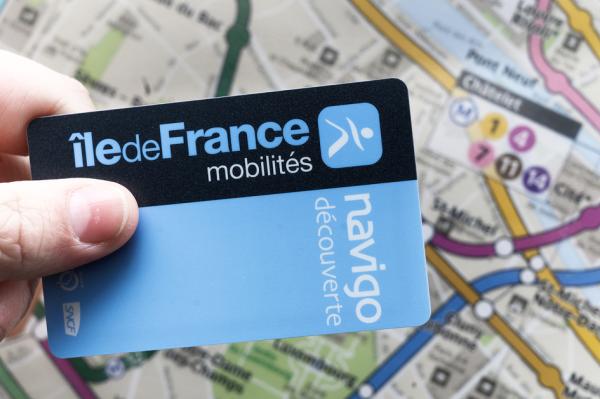 法兰西岛的Navigo交通卡月票明年起将涨价至每月84.1欧元。（PHILIPPE LOPEZ/AFP via Getty Images）