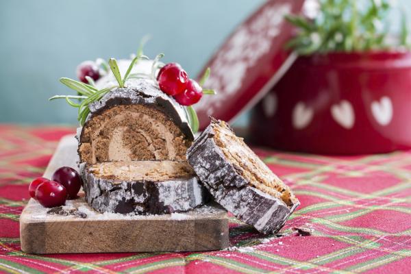  从木柴的形状中得到灵感，圣诞节木柴蛋糕（Bûche de Noël）是圣诞大餐结束时的经典甜点。（123RF）