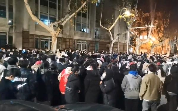 12月5日晚，南京工业大学学生集会表达不满，要求自愿返乡，在现场学生们高喊“解封”、“回家”。