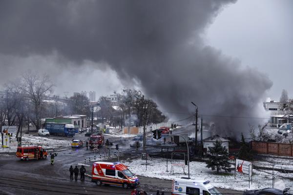 图为在最近一波的袭击中，基辅市中心发生多起爆炸。（Jeff J Mitchell/Getty Images）