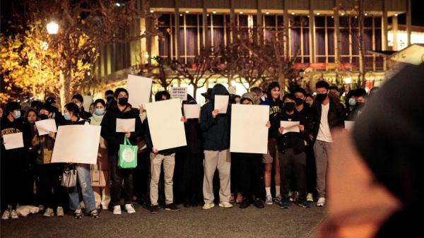 反清零抗议的国内大学生人群，以及海外参与声援的中国留学生人群，集合了众多中共眼中的“反贼”，这是最新的中共洗脑术破产的明证。（图片来源：JOSH EDELSON/AFP via Getty Images，）