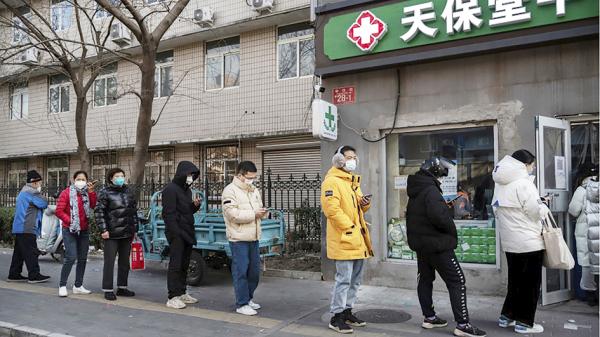 2022年12月9日，在北京药店门口排队的市民。（Kevin Frayer/Getty Images）