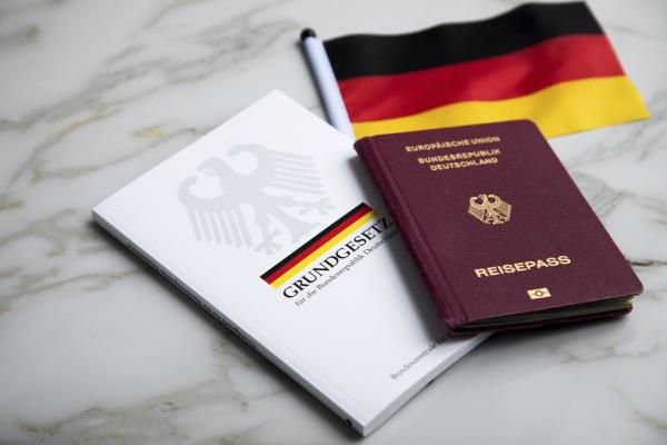 德国护照、国旗和法律书（123RF）