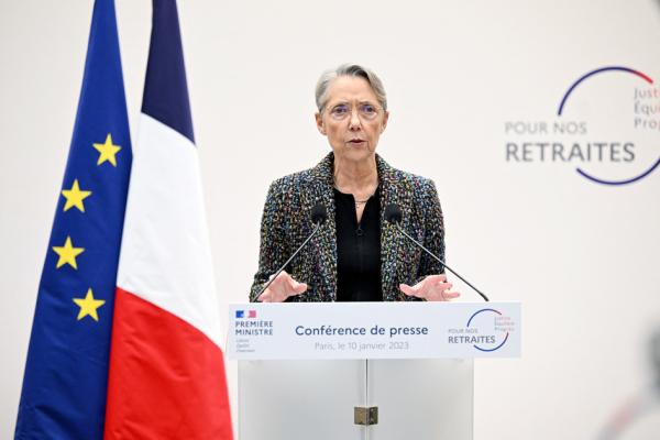 2023年1月10日，法国总理博尔内（Élisabeth Borne）在巴黎出席新闻发布会，介绍政府的退休改革计划。（Bertrand GUAY/POOL/AFP via Getty Images）