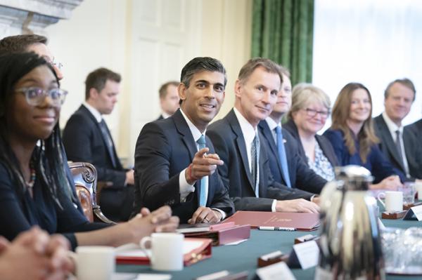 图为英国首相苏纳克（中）与财政大臣亨特在英国伦敦举行的内阁会议上。 （Stefan Rousseau - WPA Pool/Getty Images）