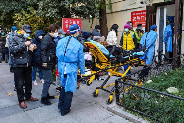 2022年12月19日，一名患者被运送到上海华东医院的发热门诊。（HECTOR RETAMAL/AFP via Getty Images）