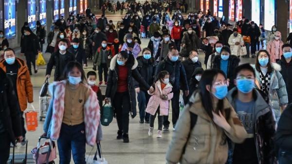 2023年1月20日，随着人们前往家乡庆祝农历新年，乘客们抵达湖北省武汉市汉口火车站。（图片来源：HECTOR RETAMAL/AFP via Getty Images)