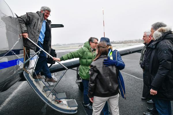 1月26日，8名医生搭乘法国首架“飞行医生”专机从第戎抵达讷韦尔市问诊。（THIERRY ZOCCOLAN/AFP via Getty Images）