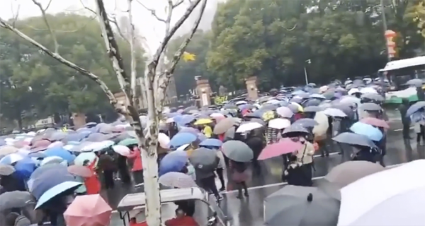 2月8日，上万名退休人员聚集在武汉市政府前抗议，要求市长答复医改问题。（视频截图）