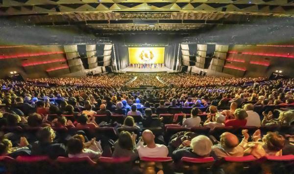 神韵晚会于2月14日至2月19日在法国巴黎国际会议中心连演7场，场场爆满。