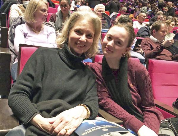 Sylvie Gruyer女士和女儿一起观看了神韵演出。