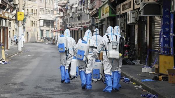 清零期间，上海防疫人员走街串巷强制消毒（STR/AFP via Getty Images）