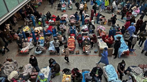 2023年1月13日上海一家医院中庭区躺满了发烧患者。（图片来源：Getty Images）