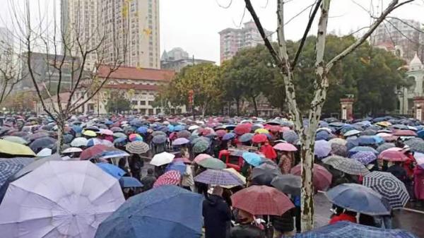 2月8日，武汉上万名退休人员聚集在市政府前请愿，要求当局解释为何减少医药补贴。