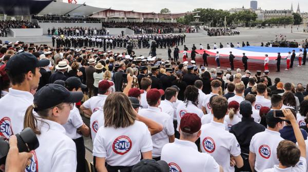 2019年7月14日，参加SNU的年轻人在巴黎的香榭丽舍大道上参加国庆阅兵式。（LUDOVIC MARIN/AFP via Getty Images）