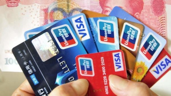 中国银行业多种信用卡。（图片来源：Getty Images）