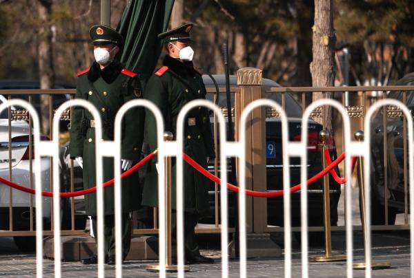 北京两会前，当地维安升级、便衣警增多监视来往民众一举一动。（图片来源：NOEL CELIS/AFP via Getty Images）