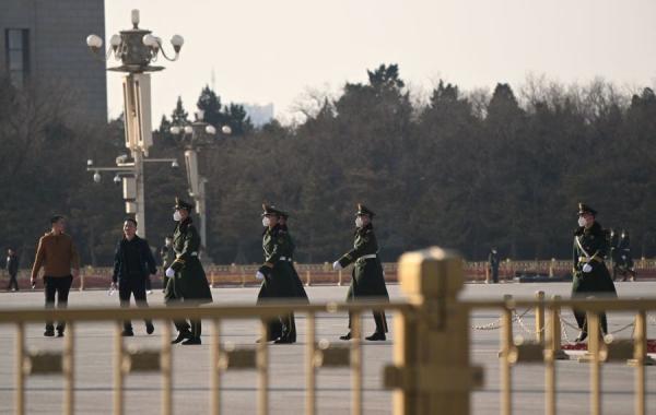 北京两会前，当地维安升级、便衣警增多监视来往民众一举一动。（图片来源：NOEL CELIS/AFP via Getty Images）