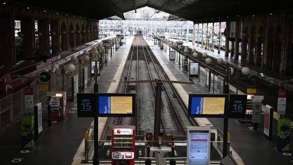 3月7日，法国工会举行大罢工，巴黎北站火车站停运。（图片来源：CHRISTOPHE ARCHAMBAULT/AFP/Getty Images）