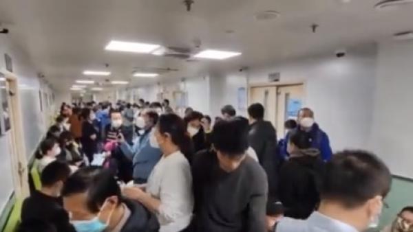 3月9日半夜北京一家医院爆满，患者多为儿童。（图片来源：视频截图）