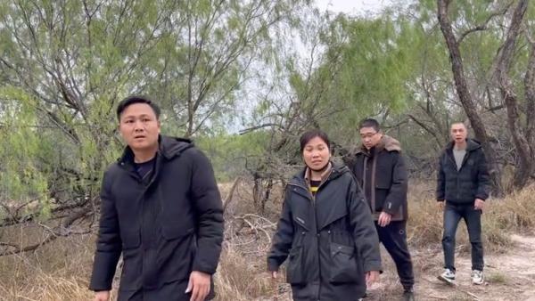 中国偷渡客以步行方式闯入美国边境。(图片来源：推特)