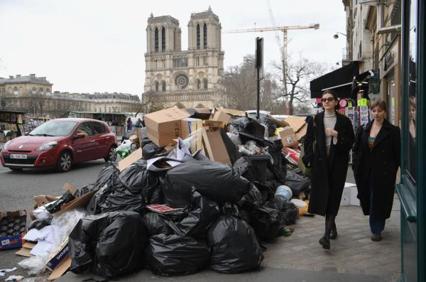巴黎圣母院附近堆积的垃圾。（BERTRAND GUAY/AFP via Getty Images）