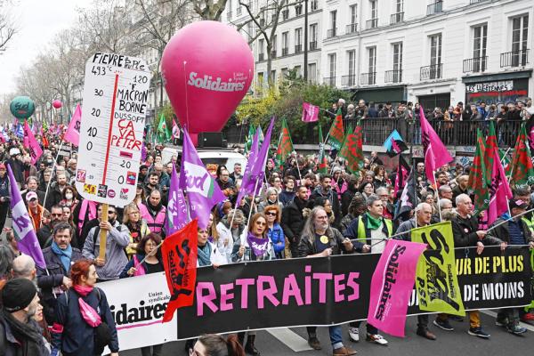 2023年3月23日，马克龙电视采访的第二天，巴黎民众再次举行大规模游行反对法国政府强推的退休改革。（Emmanuel DUNAND/AFP via Getty Images）