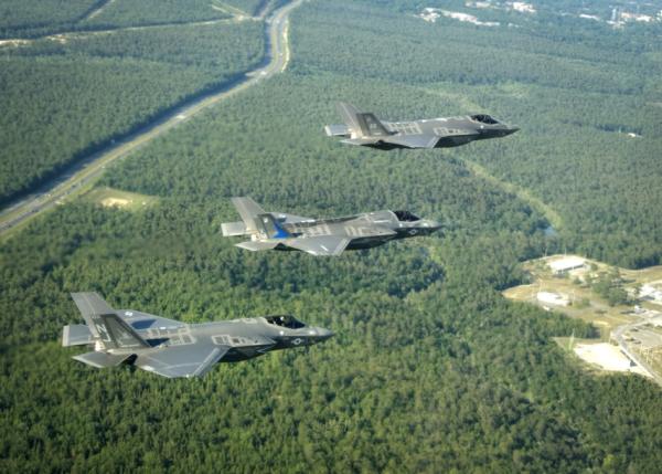 【本报讯】为强化防空能力，罗马尼亚最高国防委员会 4月11日宣布，决定购买最新一代的F-35战斗机。罗马尼亚是欧盟与北约（NATO）成员国，与邻国乌克兰的边界长达650公里。为因应俄军入侵乌克兰，该国今年已将国防支出从国内生产毛额（GDP）的2%提升至2.5%。 F-35战机被认为是世界上性能最好的战斗机，能够执行对地攻击、侦察和制空权任务。配备先进的传感器系统、通信和隐身技术。F-35战机的最高速度为1.6马赫，即1.6倍音速（1930公里/小时）。一架F-35战机的成本在1亿到4亿美元之间。 目前尚不清楚罗马尼亚将购买多少架F-35战机以及何时接收。总统约翰尼斯（Klaus Iohannis）早在去年已表示，有意采购美国洛克希德马丁公司（Lockheed Martin Corp.）生产的这款战机。 2022年，罗马尼亚以3.88亿欧元的价格从挪威购买了32架F-16战机。去年12月也跟以色列电子防务公司埃尔比特系统公司（Elbit Systems）签定合约，将以大约18.9亿罗马尼亚列伊（1欧元约4.95列伊）的价格，购入7套“守望者”（Watchkeeper X）无人机系统。 罗马尼亚国防部3月表示，该