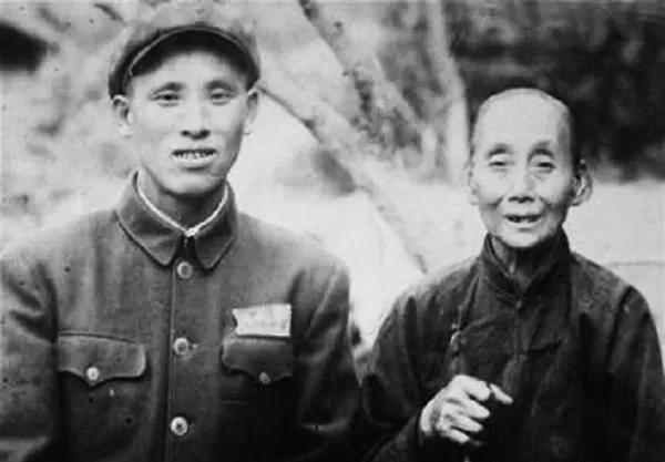 吴成德（左）（公有领域）