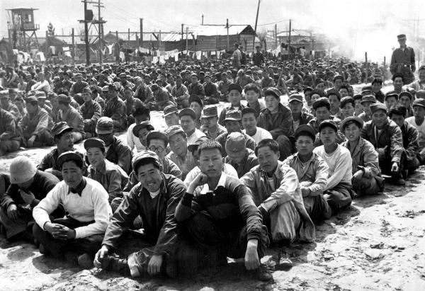 1951年4月1日，在联合国军釜山战俘营中混合关押的中朝战俘。（公有领域）