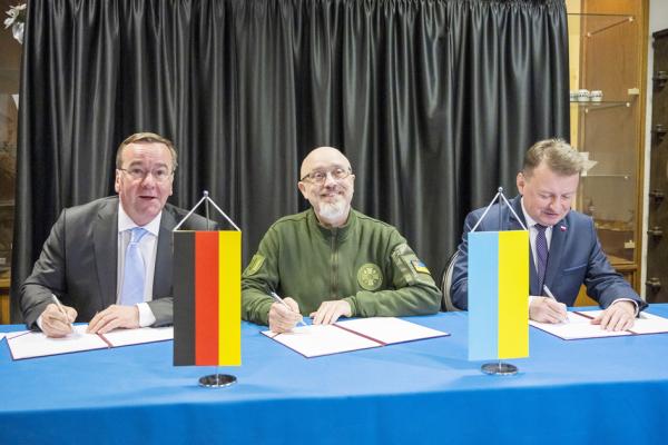 德国、乌克兰、波兰三国外交部长在会议期间签署合同。（Thomas Lohnes/Getty Images）