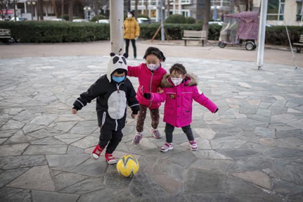 中国小朋友在玩耍。（NICOLAS ASFOURI/AFP via Getty Images）