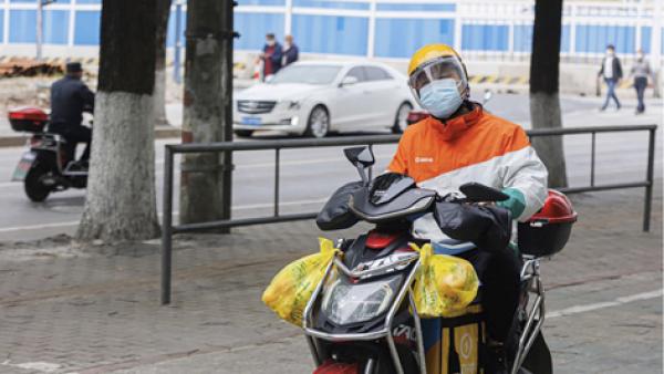 2022年4月16日，中国上海一名外卖骑手送餐。（Getty Images）