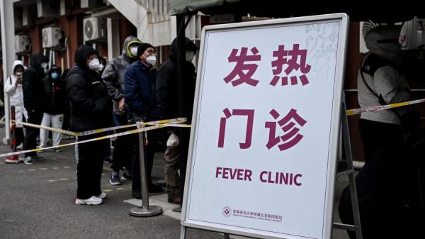 去年12月9日北京一家医院发热门诊COVID-19发烧病人排长龙。（图片来源：Getty Images）